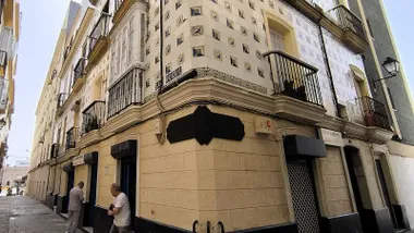 El inmueble, que durante décadas albergó el ultramarinos Casa Ortiz, sorprende con su doble fachada recubierta de azulejos en pleno barrio de Santa María.