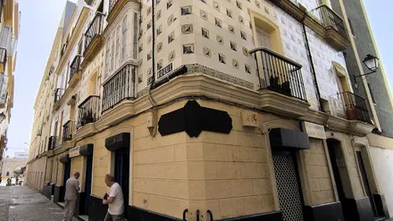 El inmueble, que durante décadas albergó el ultramarinos Casa Ortiz, sorprende con su doble fachada recubierta de azulejos en pleno barrio de Santa María.
