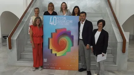 Presentación del FIT, posan las autoridades en las escaleras.