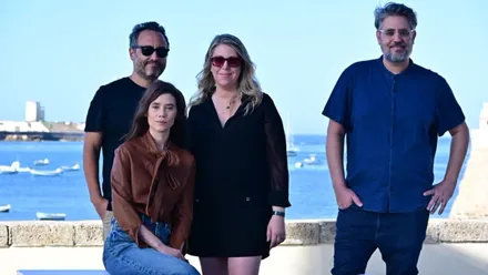 La actriz, en el centro, posa con los creadores ante el mar.