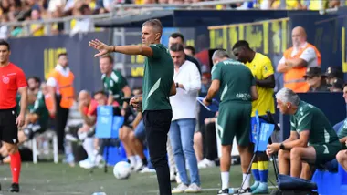 El entrenador del Cádiz CF, Gaizka Garitano, dando órdenes en la banda del Nuevo Mirandilla. Foto: Cádiz CF