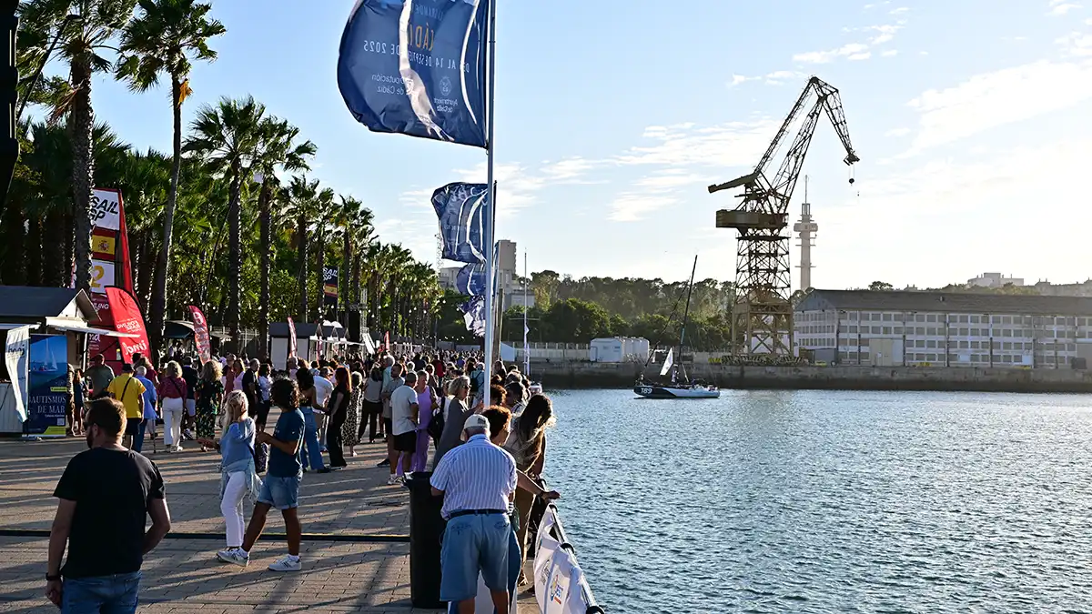 El Paseo de Astilleros, convertido en Race Village, se llenó de público en la primera jornada de la Globe 40 con puestos, banderas y actividades abiertas al público.