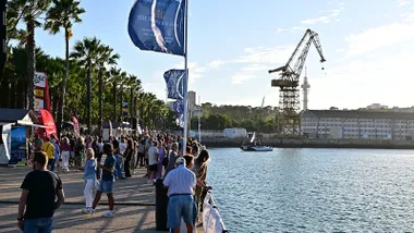 El Paseo de Astilleros, convertido en Race Village, se llenó de público en la primera jornada de la Globe 40 con puestos, banderas y actividades abiertas al público.