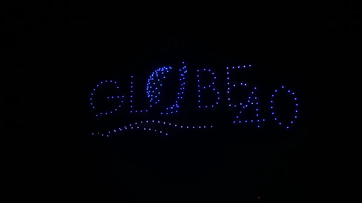 l espectáculo concluyó con el cartel luminoso de la Globe 40, recordando la dimensión internacional del evento.