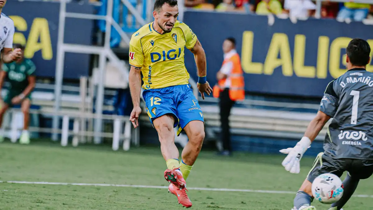 El jugador del Cáidz Tabatadze supera por su izquierda al meta Mariño, del ALbacete.