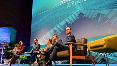 La inauguración oficial reunió a representantes de la Zona Franca, Navalia y el Ayuntamiento de Cádiz en un formato cercano y participativo, que dio paso a la conferencia inaugural de Odile Rodríguez de la Fuente.