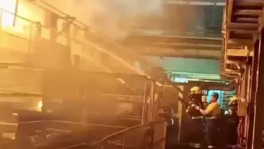 Mometo de la actuación de los bomberos en el incendio registrado esta madrugada en la planta de Acerinox en Los Barrios.
