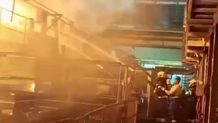 Mometo de la actuación de los bomberos en el incendio registrado esta madrugada en la planta de Acerinox en Los Barrios.