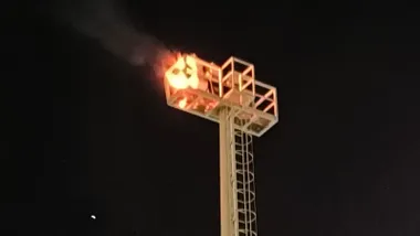 Imagen de una de las torretas del Manuel Irigoyen ardiendo en la noche del unes 29 de septiembre.