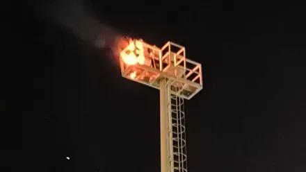 Imagen de una de las torretas del Manuel Irigoyen ardiendo en la noche del unes 29 de septiembre.