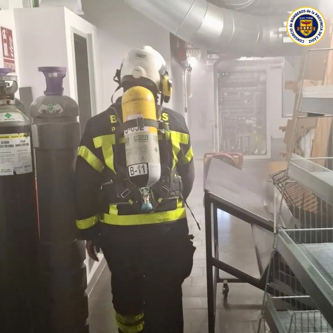 Momento de la intervención de los Bomberos en el supermercado. Foto. Consorcio de Bomberos Provincia de Cádiz.