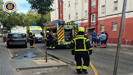 Bomberos y camión desplegados sofocando el incendio en la vivienda de El Puerto de Santa María.
