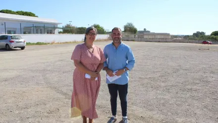 Batista y Díaz, de pie, en el solar de La Barrosa que creen que podría construirse el instituto.