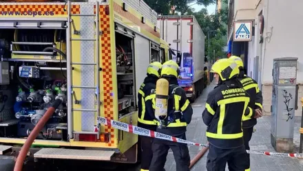 Bomberos en la puerta del Aldi de la calle Acacias, en el que se ha producido una escape de gas refrigerante.