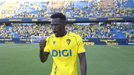 Isaac Obeng celebra una de las dos victorias del Cádiz en el Nuevo Mirandilla en las que ha participado.