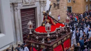 Imagen de archivo del paso de Jesús Caído por delante de la Iglesia de San Agustín.