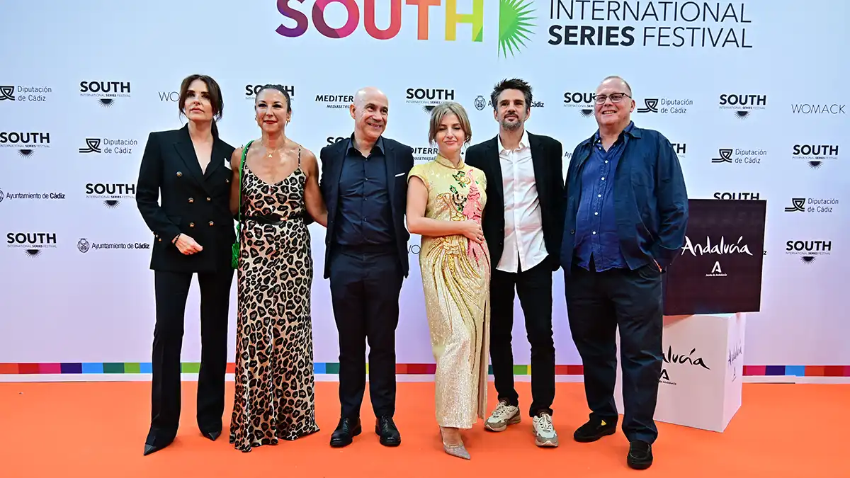 Cinco integrantes del jurado de Ficción posando en la alfombra roja.