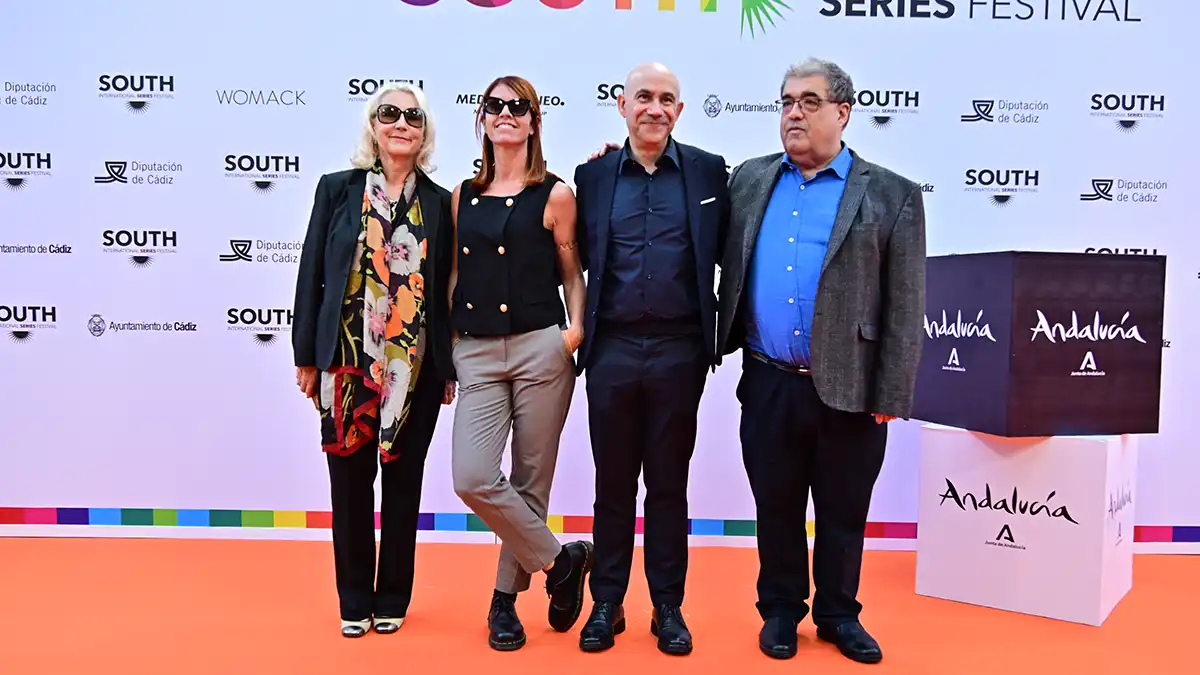 Tres miembros del jurado de No Ficción, juntos en la alfombra roja con fondo corporativo del festival.