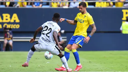 Kovacevic desplaza el balón en el choque del Cádiz CF ante la AD Ceuta