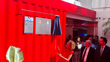 La vicepresidenta María Jesús Montero descubre la placa inaugural de la Zona Base de Incubazul