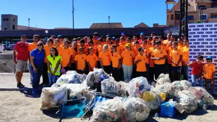 Miembros del club y bolsas de basura recogidas.