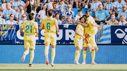 Mario Climent e Iker Recio corren a felicitar a Ortuño por su gol, que ya es abrazodo por García Pascual que sostiene a Efe.