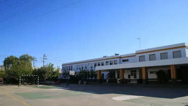 Patrio de juegos con canasta y portería de futbito en el colegio Los Esteros de San Fernando.