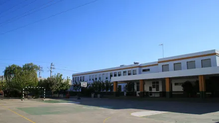 Patrio de juegos con canasta y portería de futbito en el colegio Los Esteros de San Fernando.