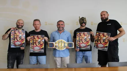 Fede Díaz; los representantes de la Asociación Deportiva Nuevos Talentos del Wrestling Español (NTWE), David Cuesta, Juan Luis Escribano y Crisolo Albusac, y el luchador promesa, Xabier Romero ‘Blaze’.