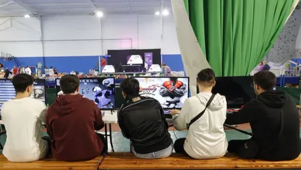 Niños jugando en el salón del Manga.