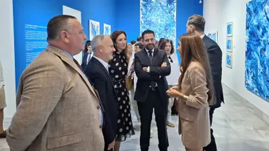 La muestra, organizada en el marco del Blue Zone Forum, reúne lienzos e instalaciones inspiradas en el mar y podrá visitarse hasta el 10 de enero de 2026 en la Casa de Iberoamérica.
