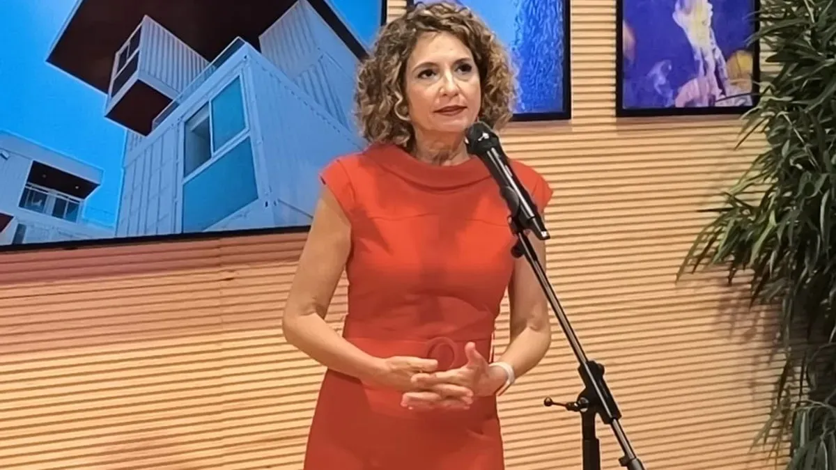 María Jesús Montero en la comparecencia en la que ha anunciado la carta enviada a Moreno Bonilla ofreciéndole la cesión gratis de los terrenos para el futuro hospital de Cádiz