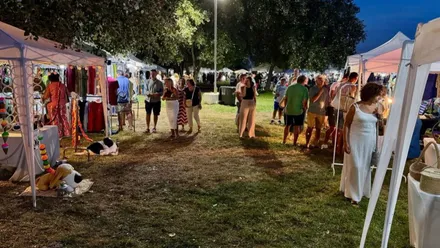 Carpas blancas en el Mercado Agroartesano “La Laguna” de Rota.