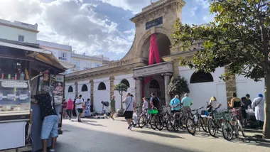 Nubes sobre un customizado Mercado Central para el Cádiz Romana con puestos y visitantes del mercadillo dominical