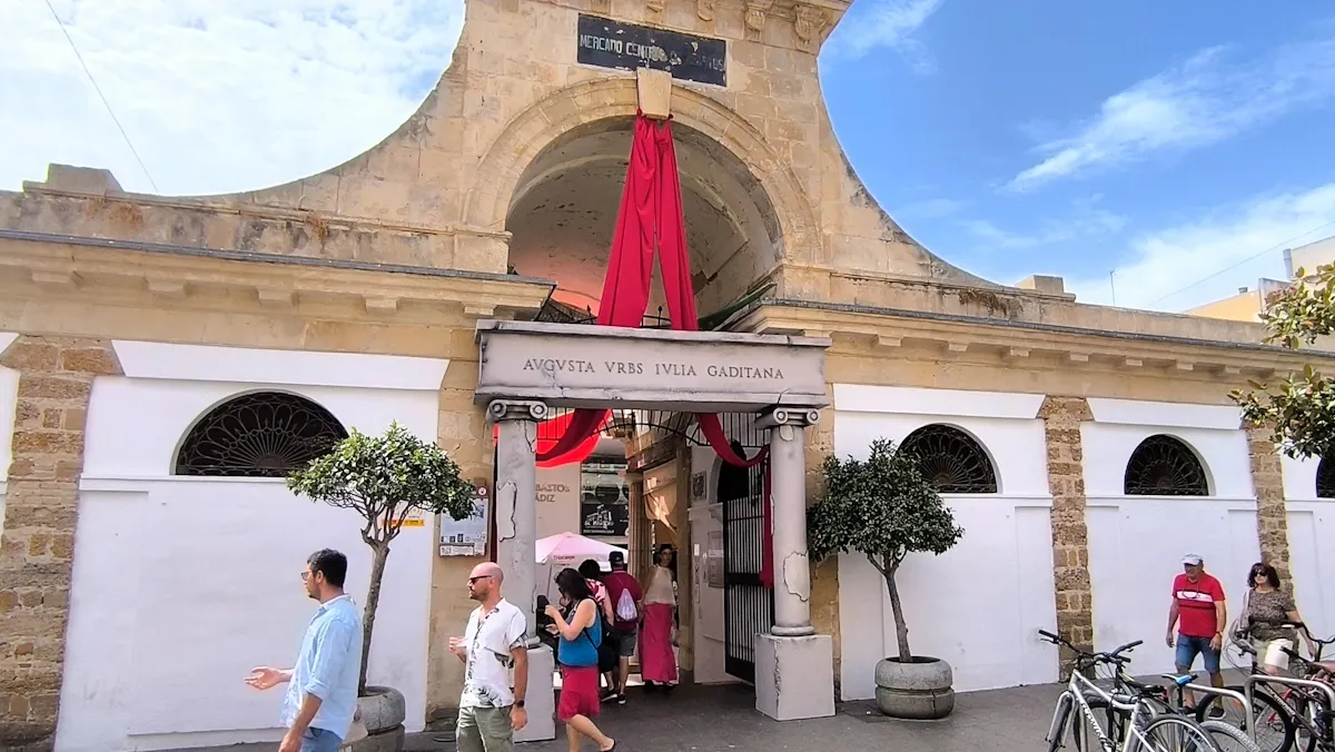 Acceso principal al mercado central con adornos romanos