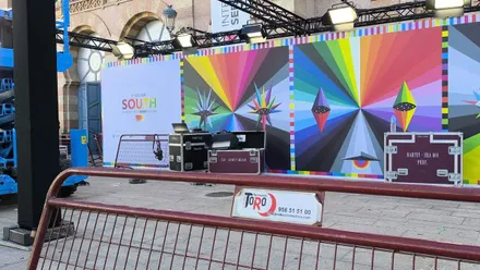 Zona de Photocall de la gala inaugural del Festival South en el Gran Teatro Falla vallada mientras terminaban de montarla.