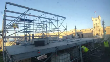 Montaje con andamios y tubos para los espectáculos de Cádiz Romana.