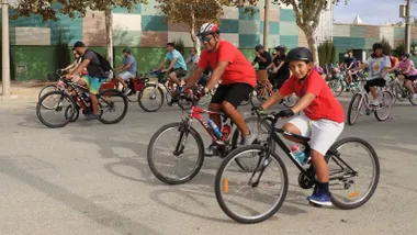 Ciclistas paseando por las calles de Rota.