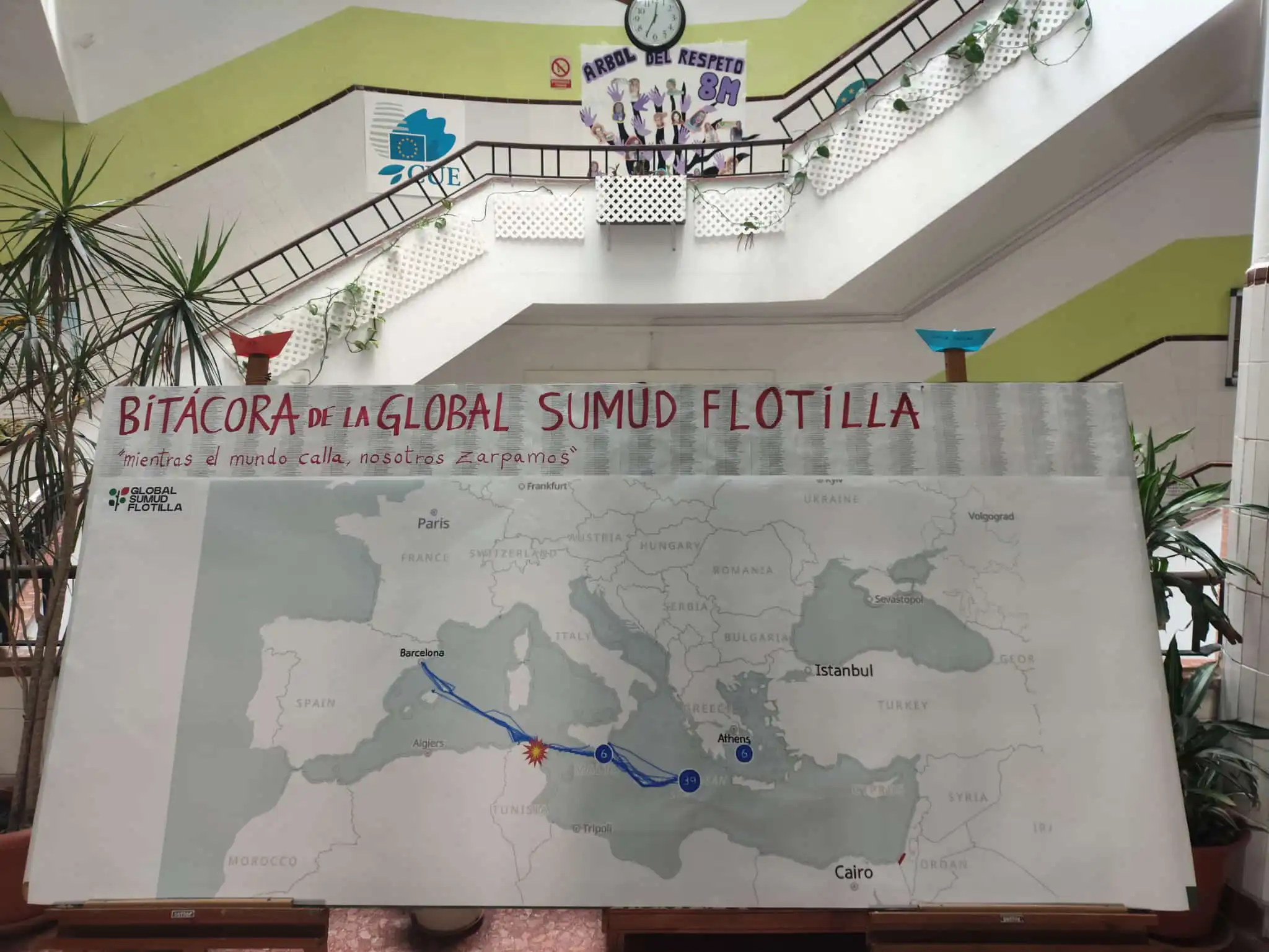 Mural pintado en el interior del IES Columela con un mapa y anotaciones que muestran el recorrido de la flotilla hacia Gaza.