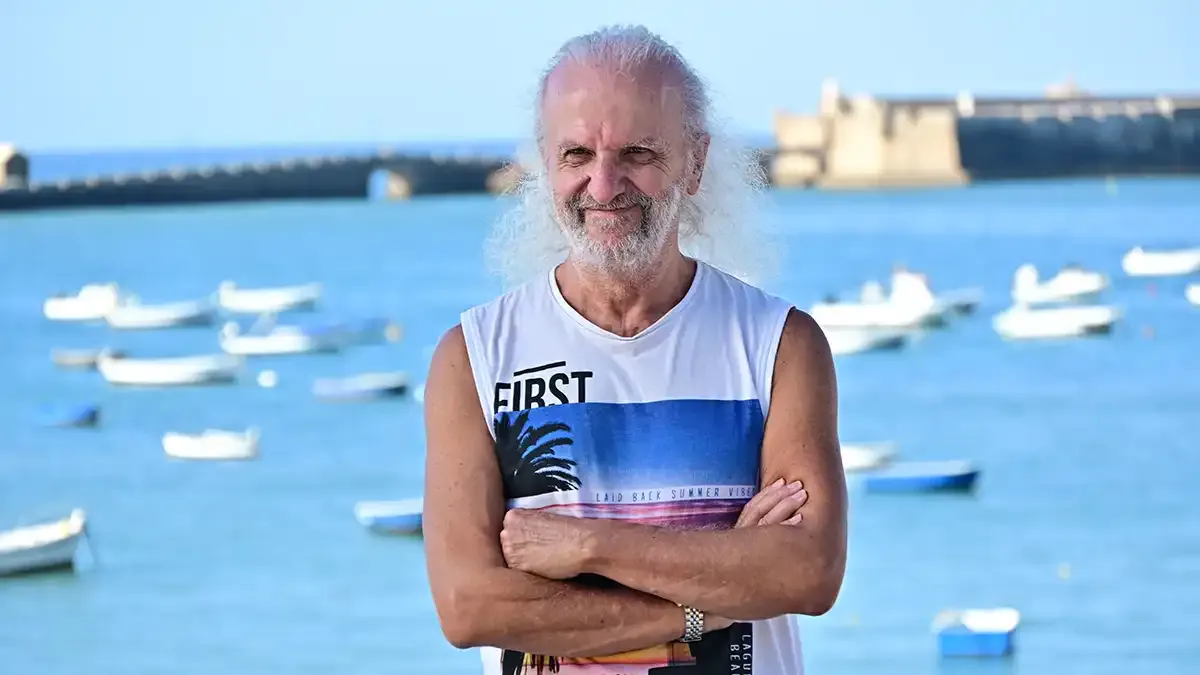 Armando de Castro, histórico guitarrista de Barón Rojo, participó en Cádiz en la presentación de Una historia muy heavy, la serie documental que recorre la trayectoria de la mítica banda.
