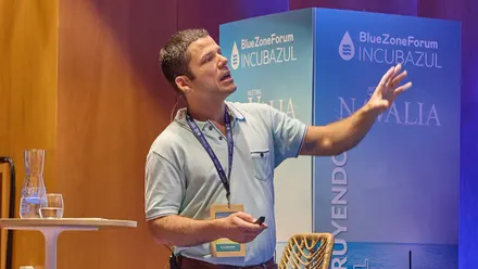 Nacho Dean emociona en el Blue Zone Forum al recordar cómo unió los cinco continentes a nado