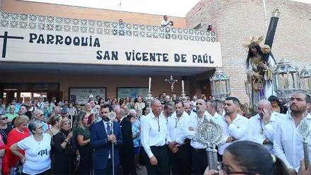 El Nazareno en su parihuela ante la parroquia de San Vicente de Paúl.