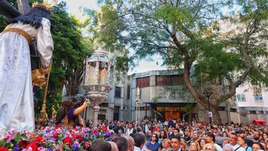 Imagen del Nazareno de Cádiz sobre la parihuela llegando a la parroquia de San Servando y San Germán, rodeado de numerosos fieles que lo reciben en el barrio de La Laguna.