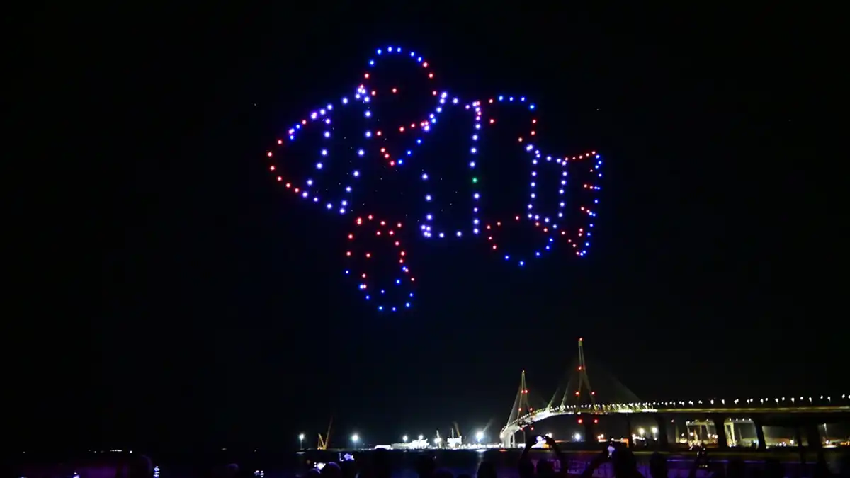 Fgura elaborada por los drones que recordaba al nemo de Disney.