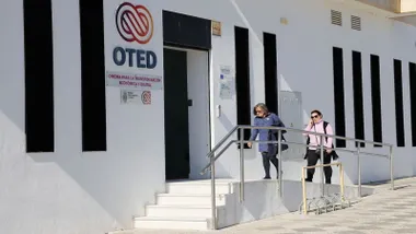 Fachada de la OTED en Rota, en blanco destacando las letras azules y rojizas de OTED.