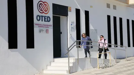 Fachada de la OTED en Rota, en blanco destacando las letras azules y rojizas de OTED.