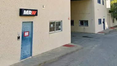 Una de las oficinas de MRW en a Bahia con un pequeo cartel en la puerta que avisa de su cierra.