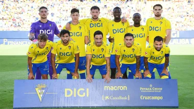 Once inicial del Cádiz CF ante el Albacete Balompié en la formación clásica para las fotos de dos filas.