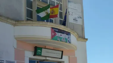Pancarta Palestina en la fachada del IES Columela