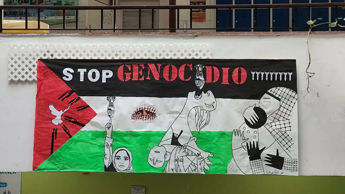 Pancarta contra el genocidio en el interior del IES Columela